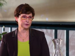Die häufigsten Auslöser einer Anaphylaxie sind Kuhmilch, Hühnereiweiß, Erdnüsse und Baumnüsse, Nüsse, Samen, Fisch, Meeresfrüchte und Insektenstiche. Univ.-Doz. Dr. Karin Hoffmann-Sommergruber spricht über Veranlagungen und richtiges Vorgehen und die Unterschiede zwischen Erwachsenen und Kindern sowie Nahrungsmittelintoleranzen und -allergien.