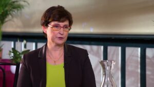 Die häufigsten Auslöser einer Anaphylaxie sind Kuhmilch, Hühnereiweiß, Erdnüsse und Baumnüsse, Nüsse, Samen, Fisch, Meeresfrüchte und Insektenstiche. Univ.-Doz. Dr. Karin Hoffmann-Sommergruber spricht über Veranlagungen und richtiges Vorgehen und die Unterschiede zwischen Erwachsenen und Kindern sowie Nahrungsmittelintoleranzen und -allergien.