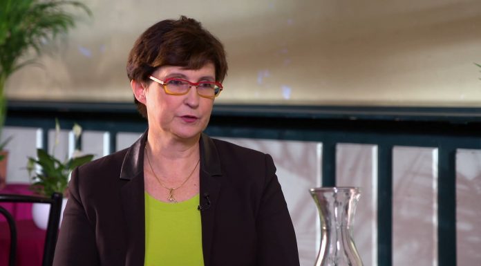 Allergischer Schock – Nahrungsmittel als Auslöser Die häufigsten Auslöser einer Anaphylaxie sind Kuhmilch, Hühnereiweiß, Erdnüsse und Baumnüsse, Nüsse, Samen, Fisch, Meeresfrüchte und Insektenstiche. Univ.-Doz. Dr. Karin Hoffmann-Sommergruber spricht über Veranlagungen und richtiges Vorgehen und die Unterschiede zwischen Erwachsenen und Kindern sowie Nahrungsmittelintoleranzen und -allergien.