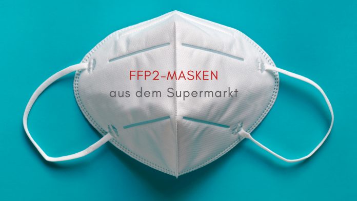 FFP2-Maske auf türkisem Hibntergrund, Text: FFP2-Masken aus dem Supermarkt, Credit: Canva
