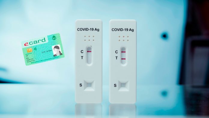 Illustration: Covid-19-Antigen-Schnelltest und E-Card, Credit: Canva