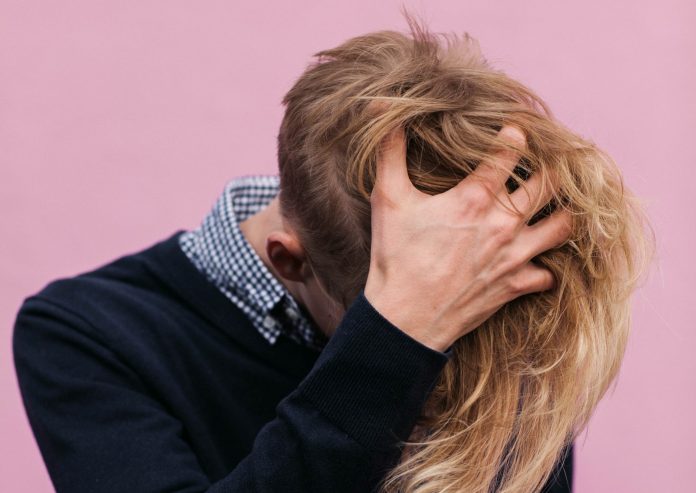 Mann kratzt sich am Kopf, Foto: Karina Carvalho, Unsplash