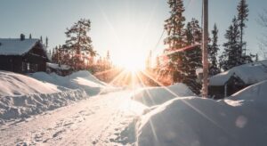 Vitamin D tanken: Winterlandschaft bei strahlendem Sonnenschein, Photo by Gustav Lundborg from Pexels