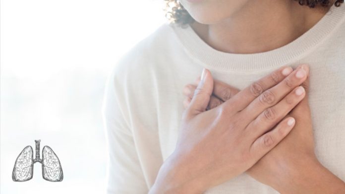 Symbolbild Asthma: Frau legt Hände auf ihre Brust, Credit: Canva