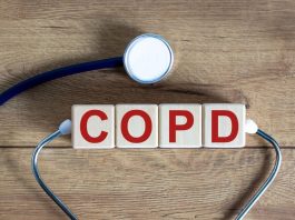Stethoskop mit Würfeln, die den Schriftzug "COPD" ergeben, Credit: Canva