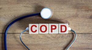 Stethoskop mit Würfeln, die den Schriftzug "COPD" ergeben, Credit: Canva