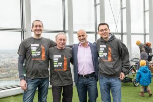 Geschafft! Eberhard Jordan hat bei der "myCOPD-Challenge 2021" erfolgreich den Millennium Tower erklommen. Im Bild v.l.n.r.: Martin Gütlbauer, Eberhard Jordan, Prim. Priv.-Doz. Dr. Arschang Valipour und Dr. Milos Petrovic, Copyright: Christoph Hopf