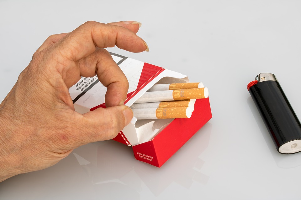 Symbolbild Nichtraucher, Hand schnipst Zigarettenschachtel fort, Credit: Pixabay