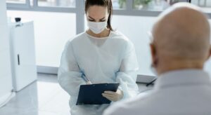 Ärztin klärt Patienten auf, Photo by SHVETS production from Pexels