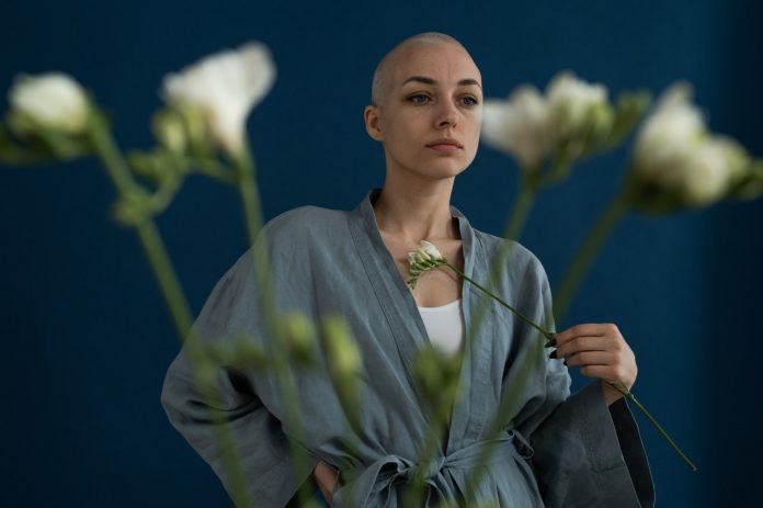Krebspatientin mit Blumen, Foto von SHVETS production von Pexels