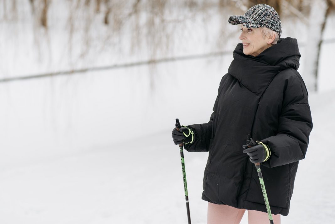 Frau mit Walkingstöcken in Winterlandschaft, Foto von Pavel Danilyuk von Pexels