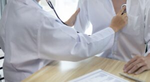 Arzt hört Lunge ab, Foto: 89stocker