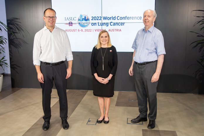 Welt-Lungenkrebs-Kongress Wien Im Bild v.l.n.r.: Assoc.-Prof. Priv.-Doz. Dr. Helmut Prosch; IASLC-CEO Karen Kelly, MD, Emeritus Professor of Medicine; Univ.-Prof. Dr. Robert Pirker, Foto: IASLC/APA-Fotoservice/Krisztian Juhasz
