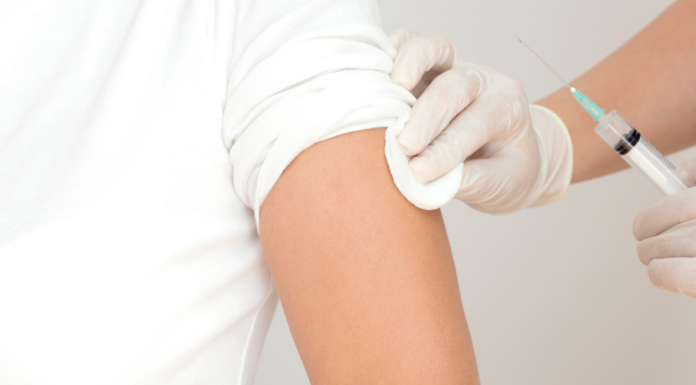 Relevante Impfungen für Menschen mit COPD Nahaufnahme einer Impfung in den Oberarm, Credit: Canva